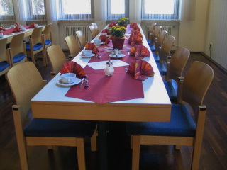 Festlich gedeckter Tisch im Albert-Schweitzer-Haus.
