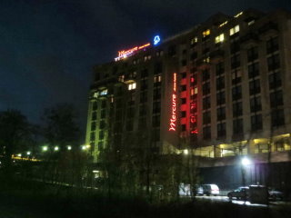 Hotel  Mercure bei Nacht von der Saar.