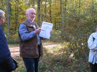 Hans Vogeley führte die Gruppe und gab sehr informative Erläuterungen zum Wald.