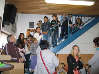 Auch auf der Treppe folgten die Kinder den Ausführungen des Imkermeisters.