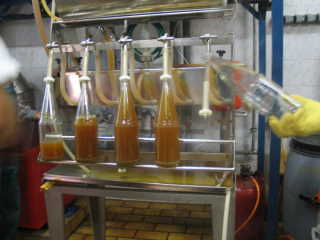 Hier wird der Saft in die erhitzten und sterilisierten Flaschen eingefüllt