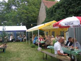 „Der Biergarten“ hinter dem Kelterhaus war am Samstag  ein beliebter Aufenthaltsort.