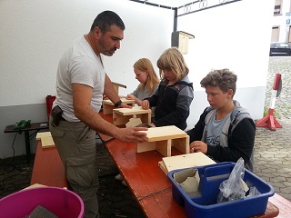 Jugendliche bei Bau von Wildbienenhotels