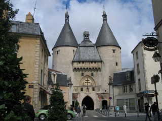 So konnten wir Informationen über das „Porte de la Craffe“ ein Stadttor von 1336 erfahren.