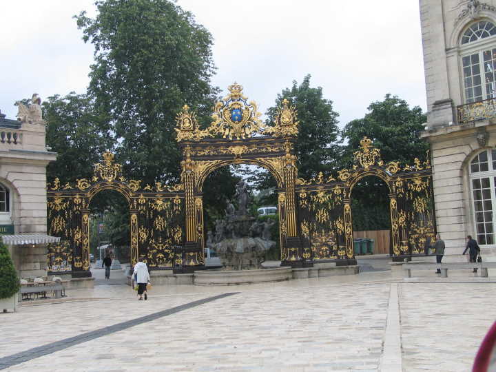 Der „Place Stanislas“ wird unter anderem eingerahmt von zwei schmiedeeisernen Gitterrahmen mit zwei herrlichen Brunnen von dem Bildhauer Barthélemy Guibal.