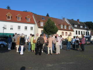 Am Daarler Markt versammelten sich 42 Gartenfreundinnen und Gartenfreunde um zur Studienfahrt „Landesgartenschau Bingen“ zu starten.