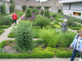 Barock- und Kräutergarten in Schengen. Die beiden Gärten befindensich auf der malerisch über der Mosel gelegenen Klosteranlage, die durch ihre schönen Ausblicke besticht.
