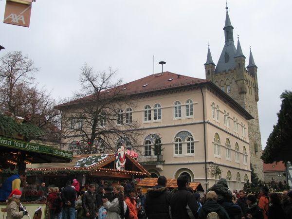 Weihnachtsmarkt vor historischem Hintergrund