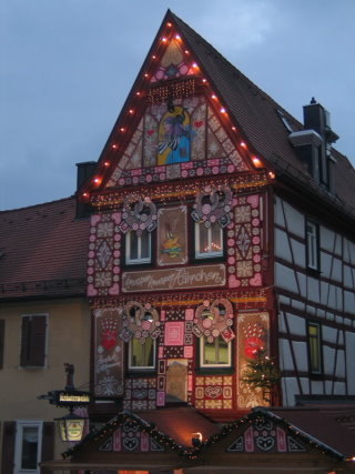 weihnachtliche Hausfassade