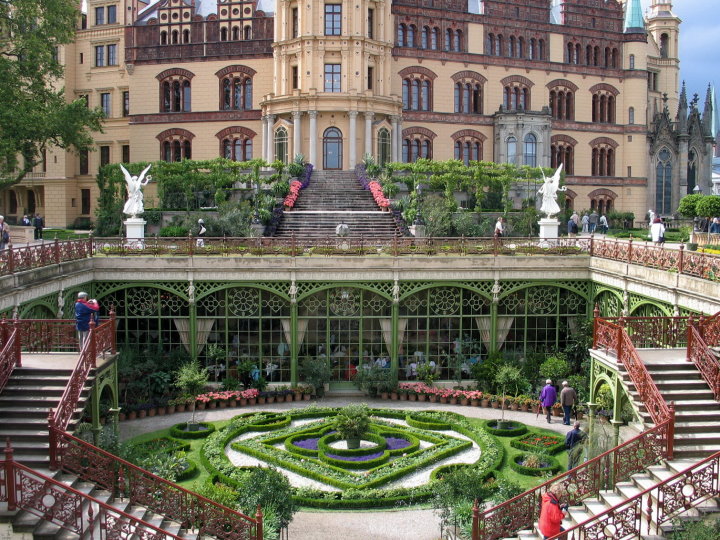 Der Burggarten Mittelpunkt des Parks ist die Orangerieanlage, die nach einer umfangreichen Restaurierung wieder fr Besucher zugnglich ist.