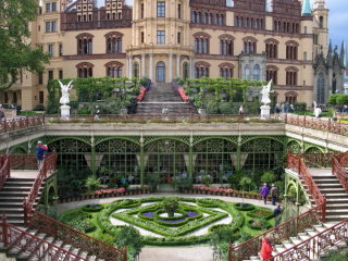 Der Burggarten Mittelpunkt des Parks ist die Orangerieanlage, die nach einer umfangreichen Restaurierung wieder für Besucher zugänglich ist.