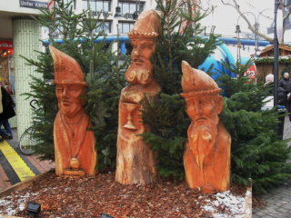 Holzfiguren auf dem Weihnachtsmarkt