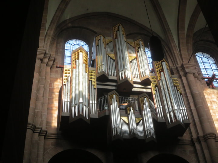 Die Schwalbennest-Orgel. Die Manualwerke sind in drei Etagen bereinander angeordnet