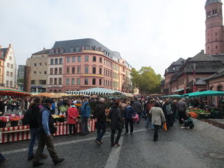 Wochenmarkt um den Mainzer Dom.
