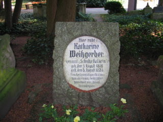 Auf dem Ehrenfriedhof konnten wir das Grab von „Schultze Kathrin“ sehen.