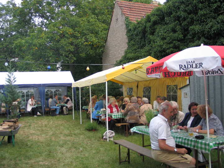 Der Biergarten hinter dem Kelterhaus war am Samstag  ein beliebter Aufenthaltsort.