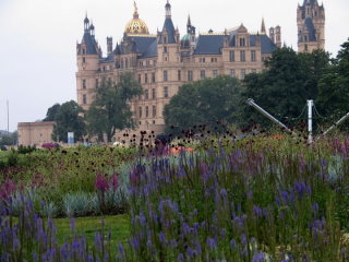 Garten des 21. Jahrhundert, im Hintergrund Schloss Schwerin