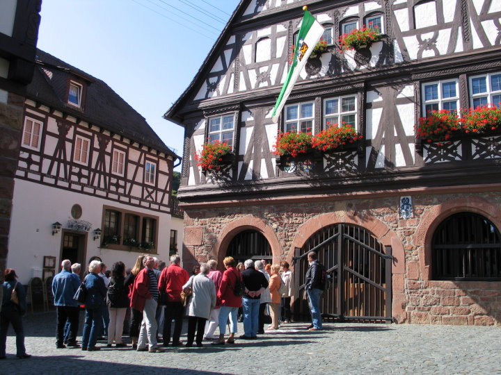 Zweites Ziel Rathaus Drrenbach wo uns Frau Schmitt die Geschichte von Drrenbach nahebrachte
