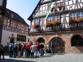 Zweites Ziel Rathaus Dörrenbach wo uns Frau Schmitt die Geschichte von Dörrenbach nahebrachte